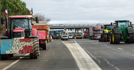 Rolnicy u bram Paryża. "Wybiła godzina prawdy"