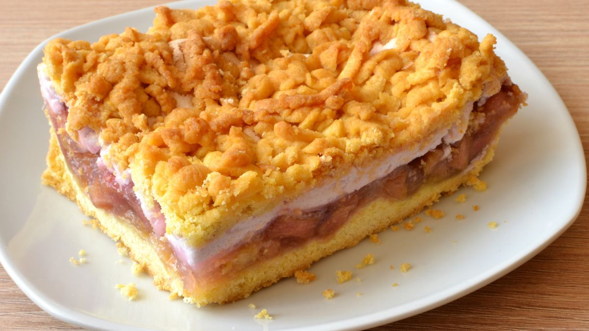 Ciasto z rabarbarem z bezą i kruszonką