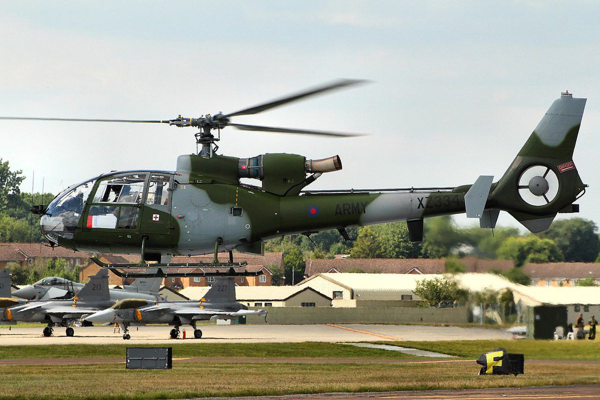 Brytyjski śmigłowiec Gazelle podczas pokazów Royal International Air Tattoo w 2014 roku