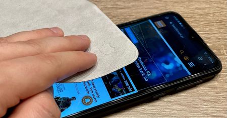 Ściereczka do czyszczenia Apple - wytarliśmy nią ekran smartfona z Androidem