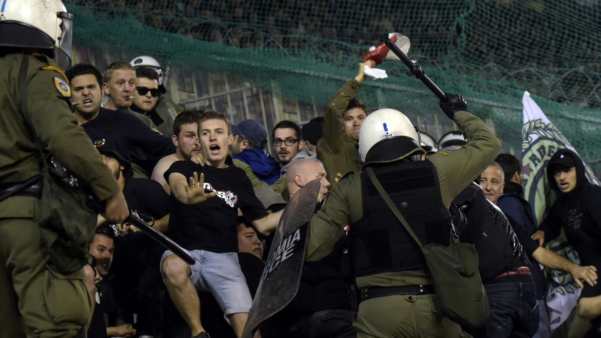 Starcia kibiców Standardu Liege z grecką policją podczas meczu z Panathinaikosem Ateny