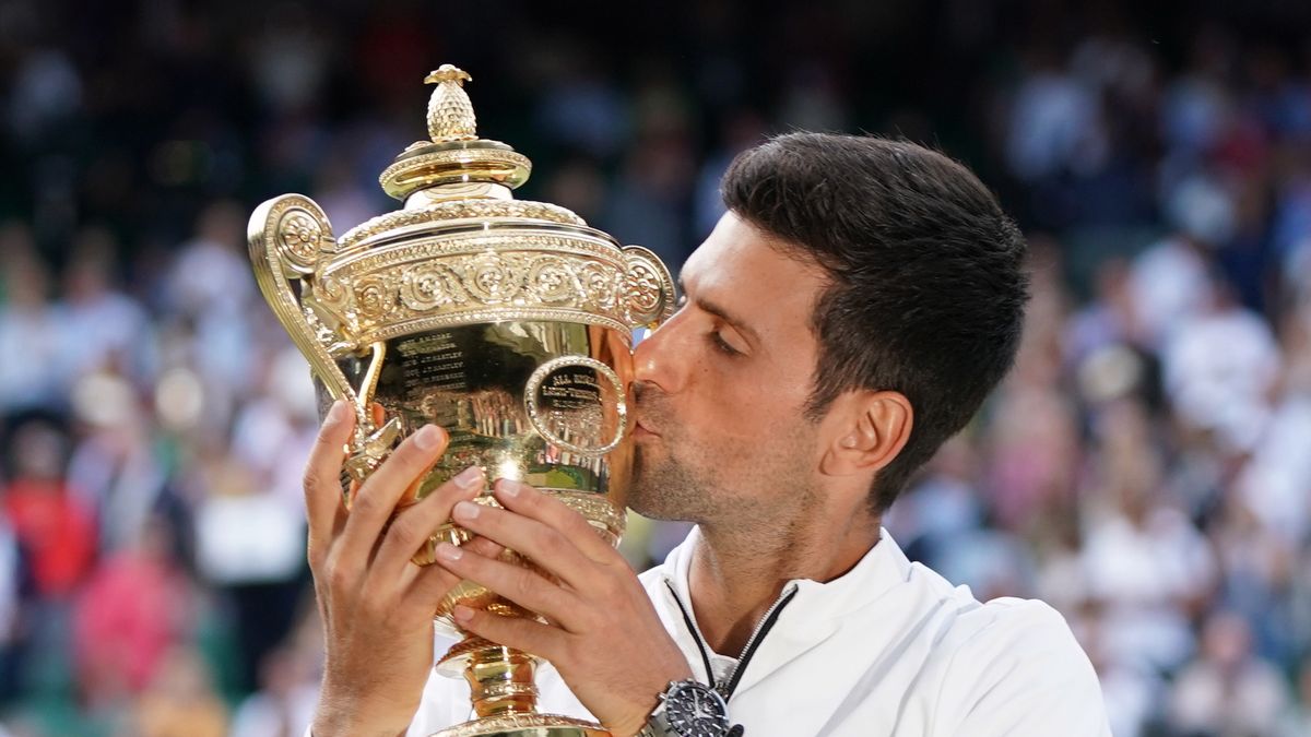 PAP/EPA / NIC BOTHMA / Na zdjęciu: Novak Djoković, mistrz Wimbledonu 2019