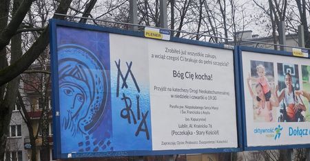 „Zrobiłeś już wszystkie zakupy, a wciąż czegoś Ci brakuje do pełni szczęścia?”. Nietypowy billboard zachęca do udziału w katechezach