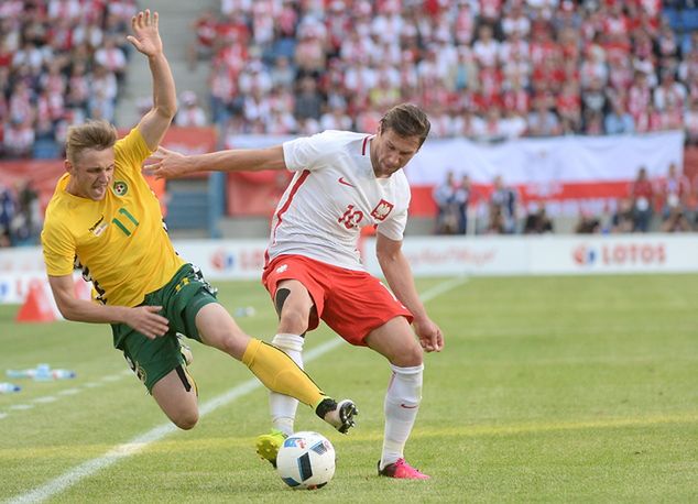 Niewiele brakowało, aby Grzegorz Krychowiak w meczu w Litwinami nabawił się kontuzji (Bartłomiej Zborowski/PAP)