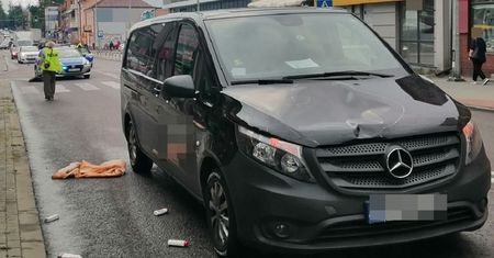 Tomaszów Lubelski. Karawan potrącił kobietę na pasach. "Kierowca twierdzi, że jej nie zauważył"