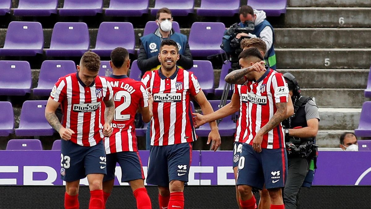 PAP/EPA / Cesar Minguela / Na zdjęciu: Luis Suarez (w środku) cieszy się z gola