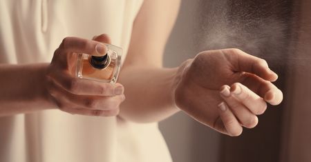 Nie używaj perfum w ten sposób. Dermatolożka ostrzega