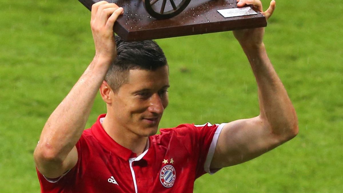 Robert Lewandowski z armatą dla króla strzelców sezonu 2015/16