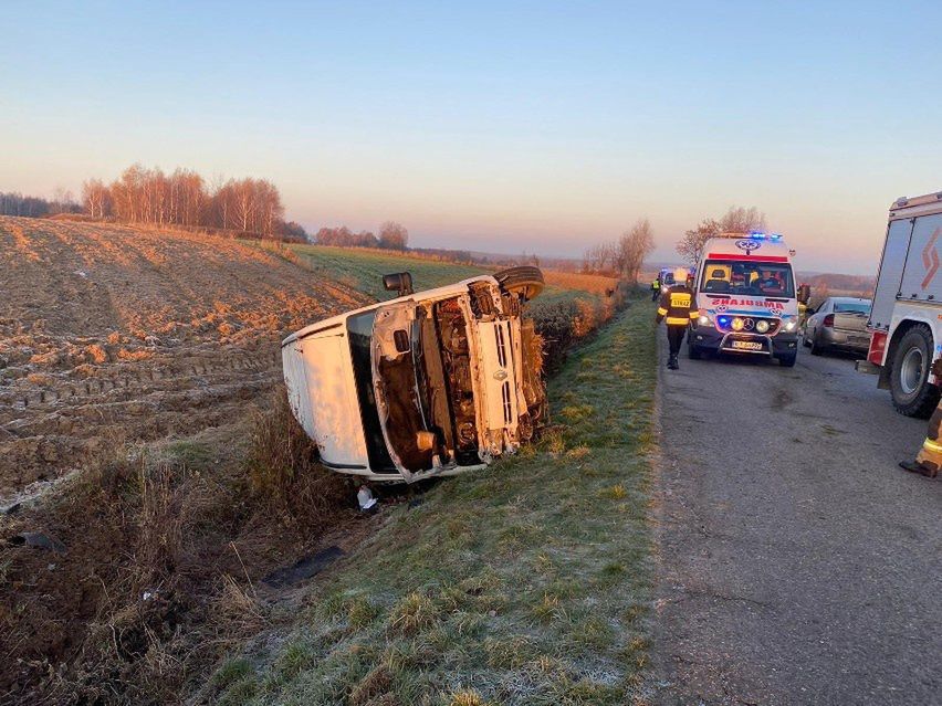 Bus w rowie. Są ranni, akcja służb