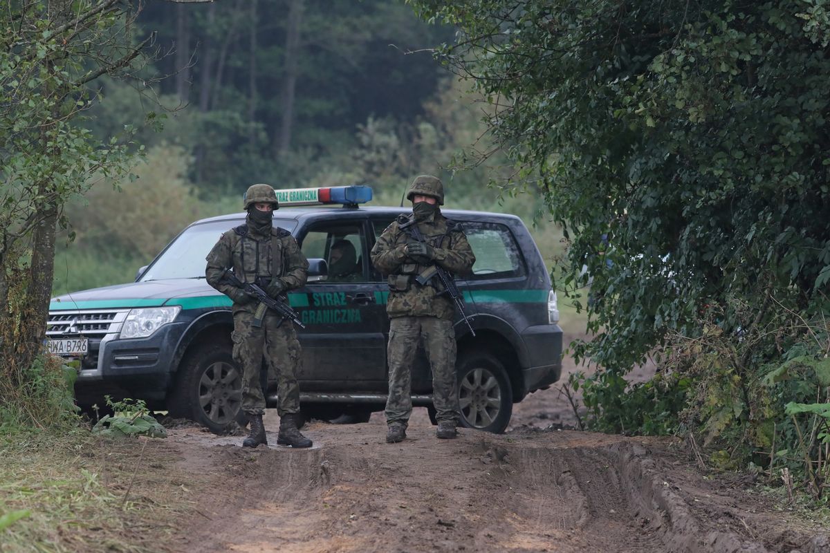 Polskie służby graniczne oraz wojsko na granicy z Białorusią 