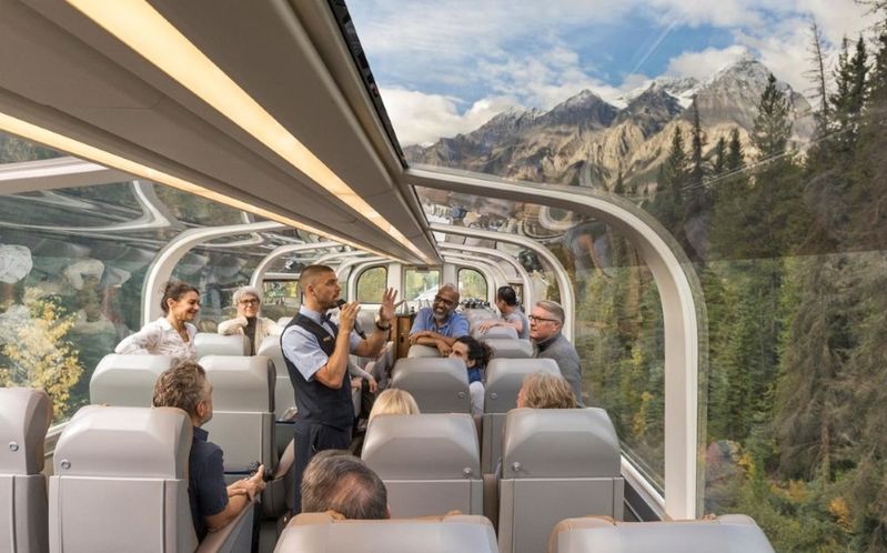 Szklany pociąg, który pozwala podziwiać piękne widoki. Jedzie przez kanadyjskie góry
