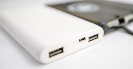 Powerbank wybuchł w trakcie ładowania, nastolatek stracił palce