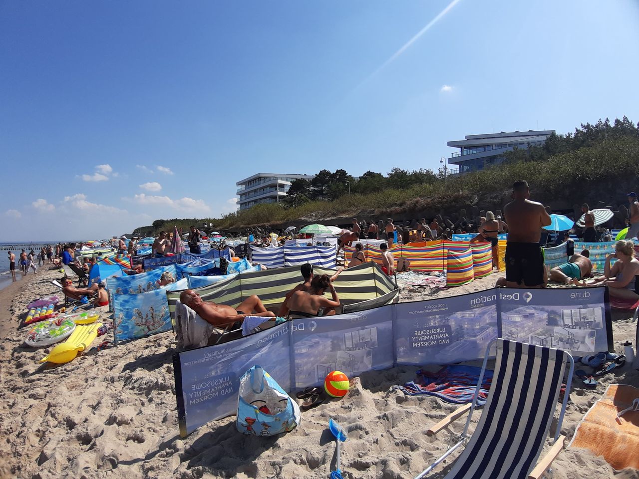 Wakacje 2020. Tak wygląda plaża w Mielnie. Parawany i parasole przysłaniają plażę
