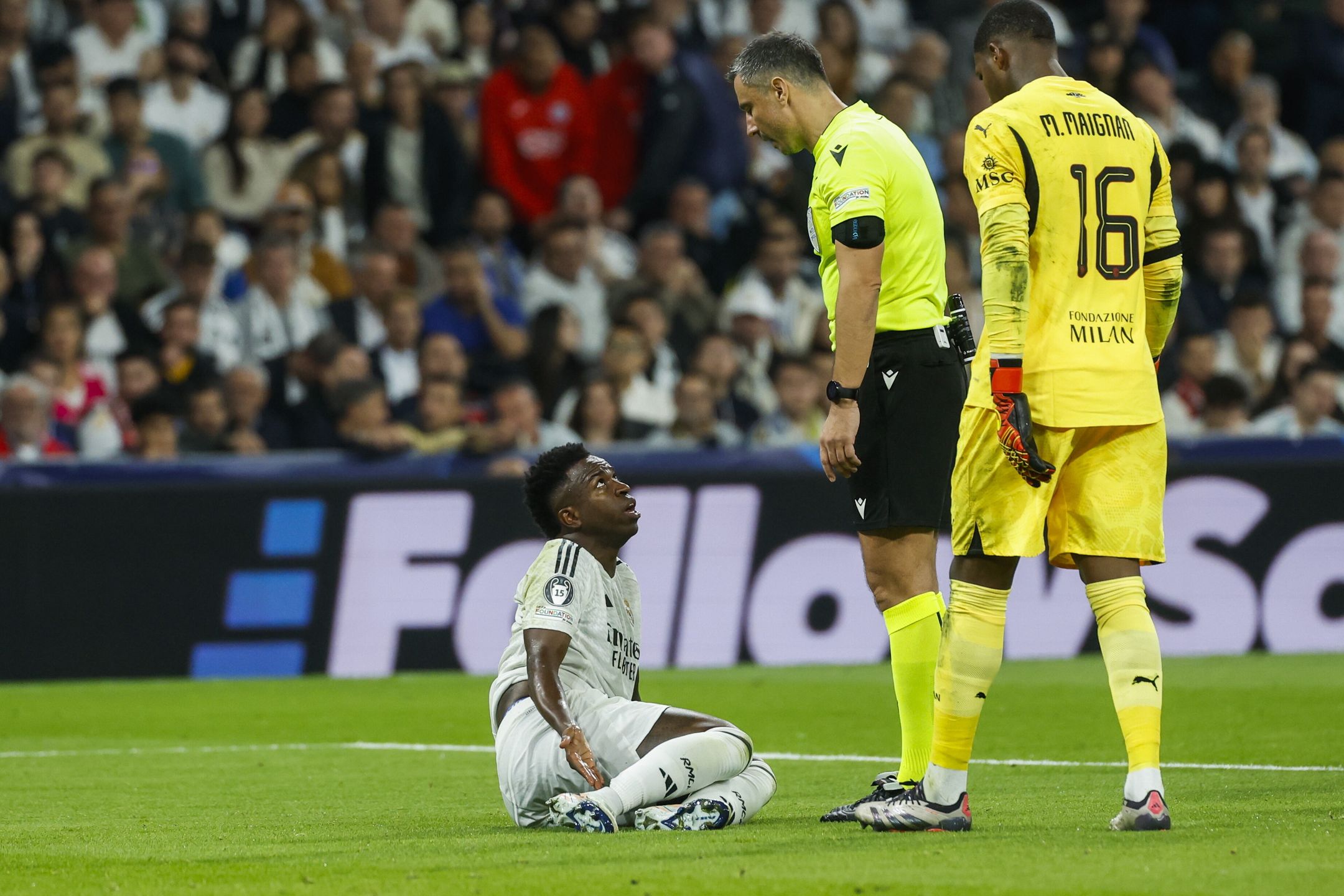 Real Madrid's Vinicius Jr (L) reacts next to AC Milan's goalkeeper Mike Maignan (R) and Slovenian referee Slavko Vincic (C) during the UEFA Champions League soccer match between Real Madrid and AC Milan, in Madrid, Spain, 05 November 2024. EPA/Juanjo Martin Dostawca: PAP/EPA.