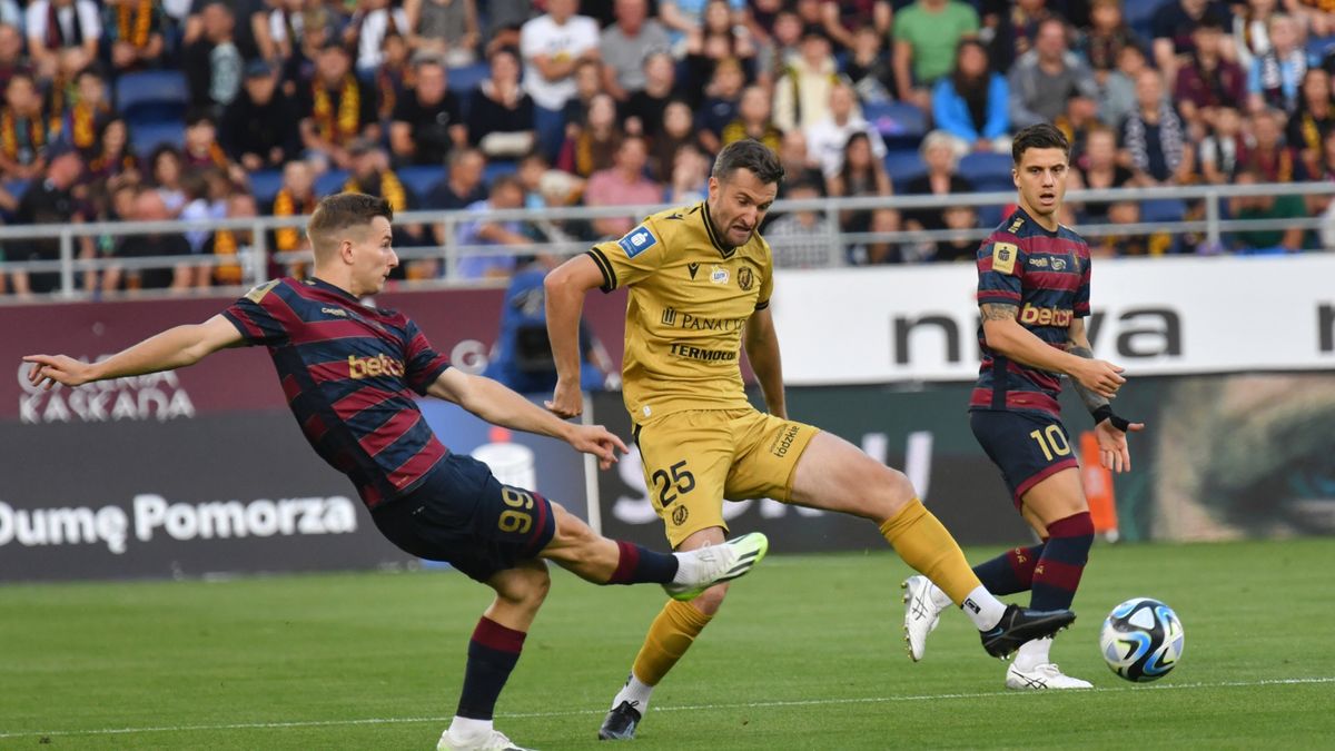 PAP / Marcin Bielecki / Mateusz Łęgowski w meczu z Widzewem Łódź