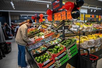 Sklepy robią coraz więcej promocji dla konsumentów. Następuje renesans gazetek promocyjnych