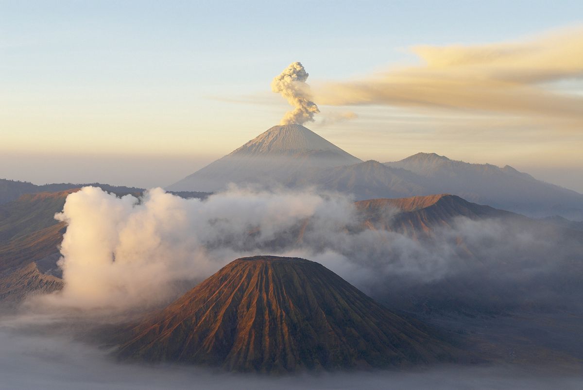 Erupcja wulkanu na indonezyjskiej wyspie Jawa