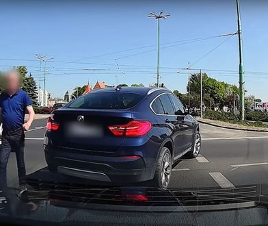 Kierowca BMW zatrzymał ruch tuż przy rondzie. Naskoczył na kobietę w ciąży