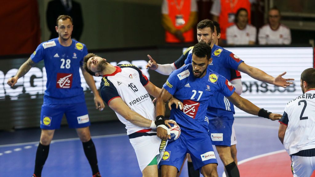 Getty Images / Elyxandro Cegarra/NurPhoto / Na zdjęciu: Miguel Martins (w białym) w starciu z Francuzami