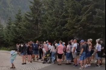 "Wstyd". Nagranie z Morskiego Oka. Kolejka do transportu konnego