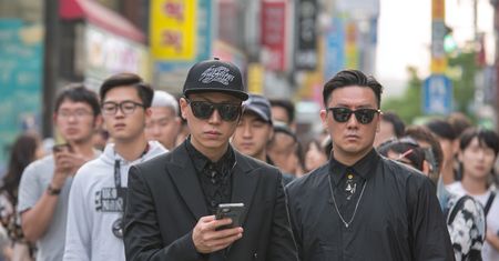 "Młodzi czterdziestolatkowie" pod ostrzałem memów. Pokoleniowa wojna o styl w Korei Południowej