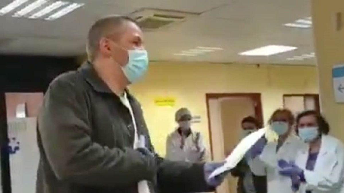 Koronawirus w Hiszpanii. Lekarze nagrodzili taksówkarza.