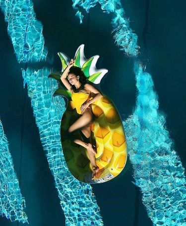 Julia Wieniawa opala się na dmuchanym ananasie