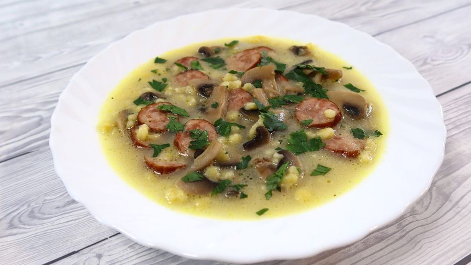 Zupa pieczarkowa z kiełbasą. Fot.: smakowitedania.com