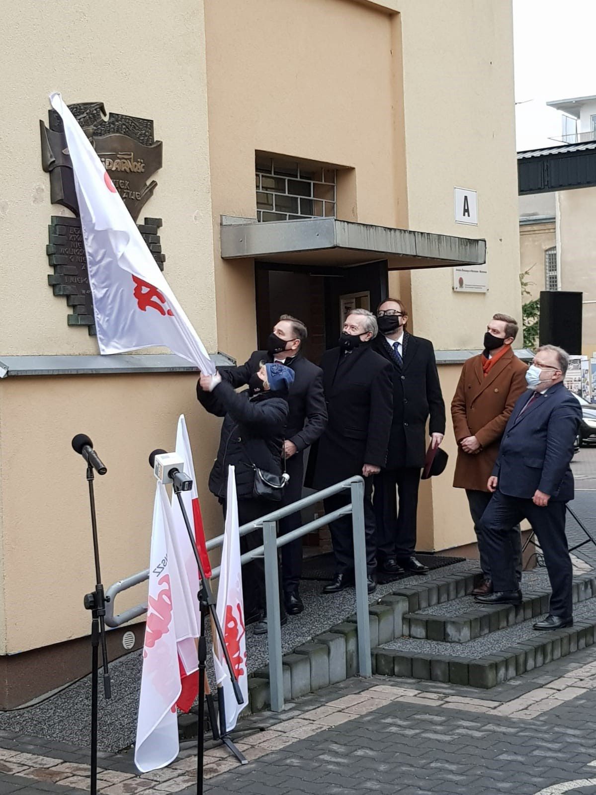 Warszawa. Na budynku muzeum uroczyście odsłonięto tablicę