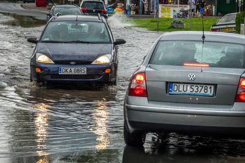 Auto po ulewie. Mechanicy mówią, czego nie wolno robić