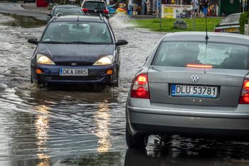 Zalane auto po ulewie. Jak ograniczyć szkody i co robić dalej