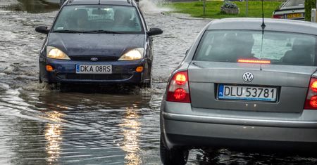 Auto po ulewie. Mechanicy mówią, czego nie wolno robić