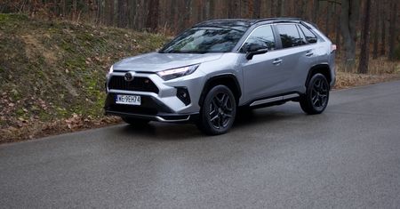 Toyota RAV4 ze znaczkiem "GR". To  "farbowany" sportowiec, ale ma inne zalety