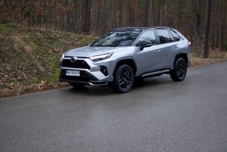 Toyota RAV4 ze znaczkiem "GR". To  "farbowany" sportowiec, ale ma inne zalety