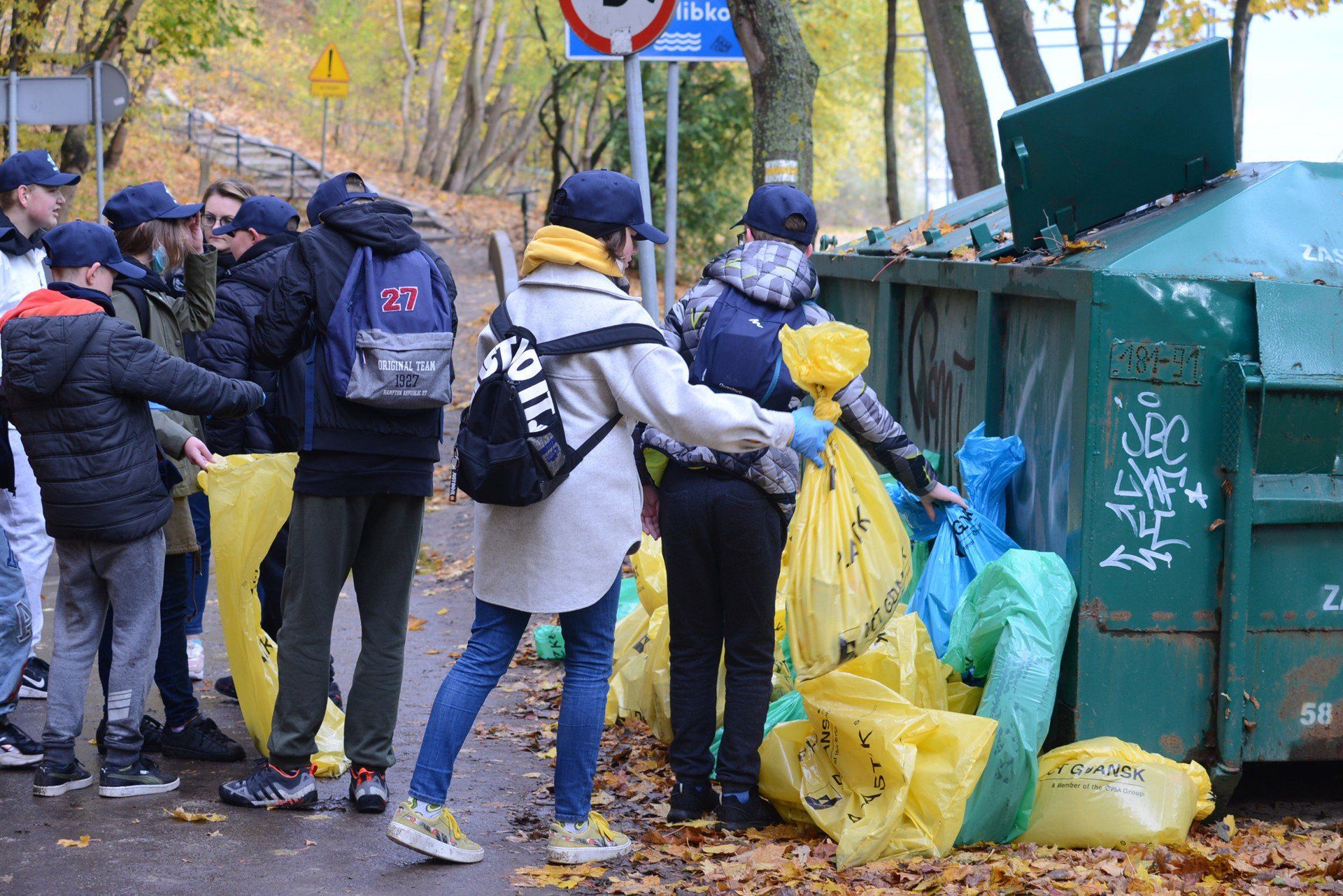 GDYNIA. SPRZATANIE PLAZY W GDYNI ORLOWIE 2. ODSLONA PROJEKTU &#34;CZYSTA PLAZA&#34; ZORGANIZOWANEGO PRZEZ DZIENNIK BALTYCKI WE WSPOLPRACY Z PARTNERAMI: PORTEM GDANSK, ORAZ LOTOSEM, GLP i DCT. W SPRZATANIU ORLOWSKIEJ PLAZY POZA UCZNIAMI ORLOWSKICH SZKOL UCZESTNICZYLI ROWNIEZ WSZYSCY CHETNI. DO AKCJI SPONTANICZNIE PRZYLACZALI SIE TAKZE PRZYPADKOWI SPACEROWICZE FOT. ANDRZEJ J. GOJKE / DZIENNIK BALTYCKI/ POLSKA PRESS