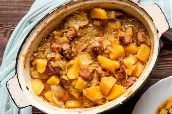 Kapusta, ziemniaki i kiełbasa w jednym naczyniu. Czeska zapiekanka, przy której się nie narobisz