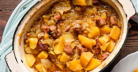 Kapusta, ziemniaki i kiełbasa w jednym naczyniu. Czeska zapiekanka, przy której się nie narobisz