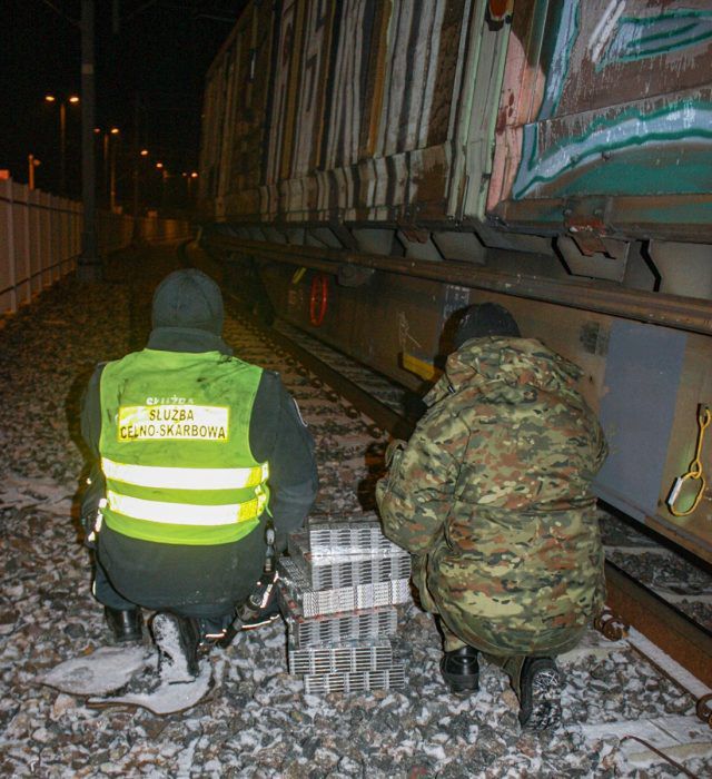 Tysiące paczek nielegalnych papierosów w pociągach towarowych (zdjęcia)