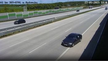 Jechał pod prąd autostradą A1 w Łódzkiem. Później porzucił auto i ruszył pieszo w stronę Gdańska