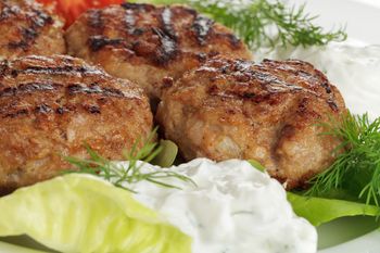 Tyle jajek należy dodać do masy na mielone. Będą mieć idealną konsystencję, nie rozpadną się i nie popękają