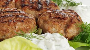 Tyle jajek należy dodać do masy na mielone. Będą mieć idealną konsystencję, nie rozpadną się i nie popękają