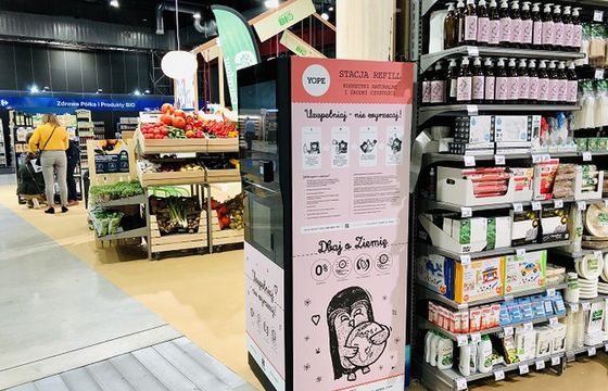 Stacja do napełniania butelek kosmetykami w sklepie Carrefour. Rusza refillingowanie kosmetyków