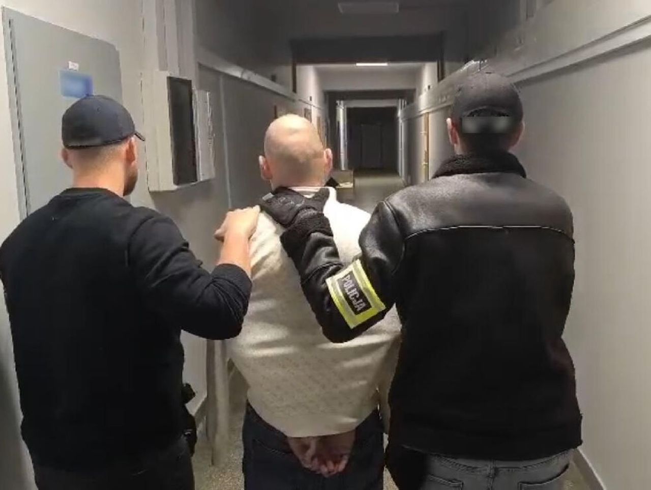 Łódź: Wyrzucił przez balkon plecak, w którym było ponad 4 kg narkotyków. Chciał przechytrzyć policjantów
