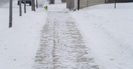 Chodnika i schodów nie sypię już solą. Mam lepsze sposoby na oblodzenia