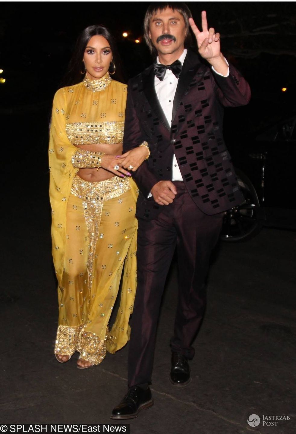 Kim Kardashian z przyjacielem jako Cher z mężem Sonnym (Halloween 2017)