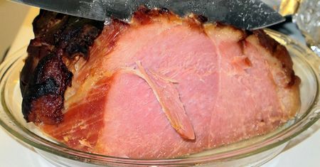 Pieczona w całości peklowana szynka wieprzowa bez kości i tłuszczu z dodatkiem naturalnego soku