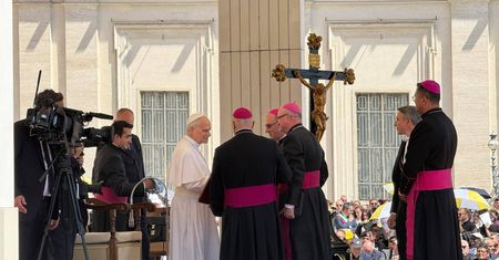 Biskup Płocki spotkał się z papieżem Leonem XIV. Wręczył mu koszulkę wyjątkowej pielgrzymki