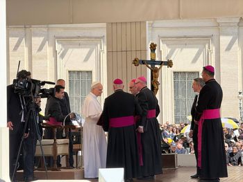Biskup Płocki spotkał się z papieżem Leonem XIV. Wręczył mu koszulkę wyjątkowej pielgrzymki