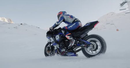 Wjechał motocyklem na stok narciarski. Zabawa w czasach koronawirusa