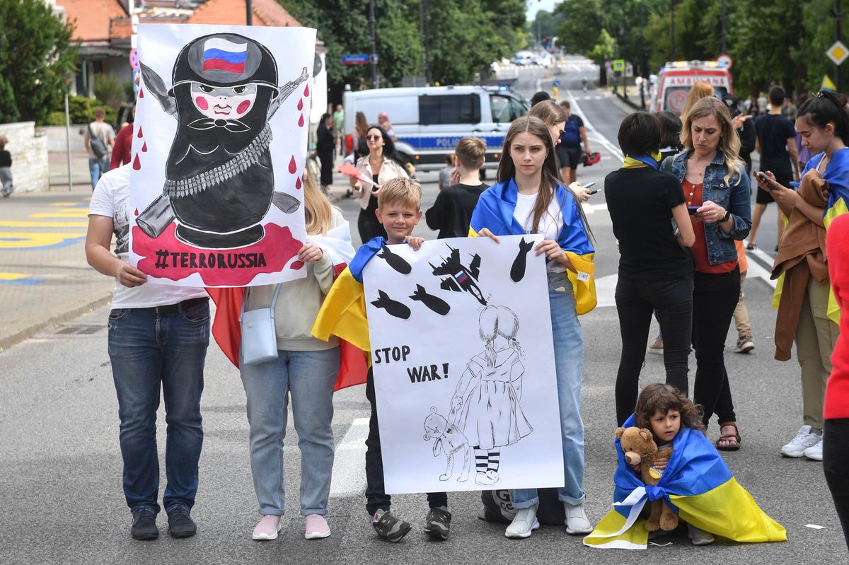 Warszawa, 17.07.2022. Protest przed siedzibą ambasady Federacji Rosyjskiej przy ul. Belwederskiej w Warszawie, 17 bm. Manifestujący domagają się wprowadzenia ostrzejszych sankcji wobec Rosji w odpowiedzi na rosyjską inwazję na Ukrainę. (aldg) PAP/Radek Pietruszka***Zdjęcie do depeszy PAP pt. Warszawa/ Manifestacja przed Ambasadą Rosji, zamknięto ulicę Belwederską***